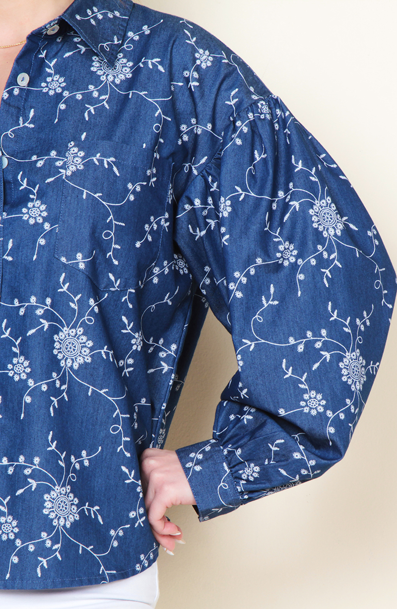 Blusa Manga Larga Denim Estampado Abotonada En Delantero hover
