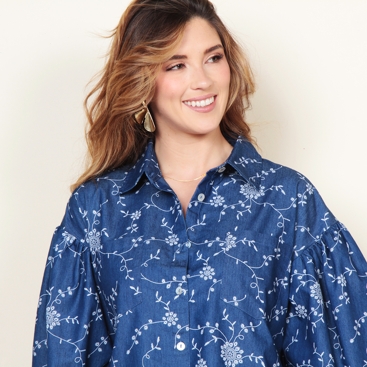 Blusa Manga Larga Denim Estampado Abotonada En Delantero hover