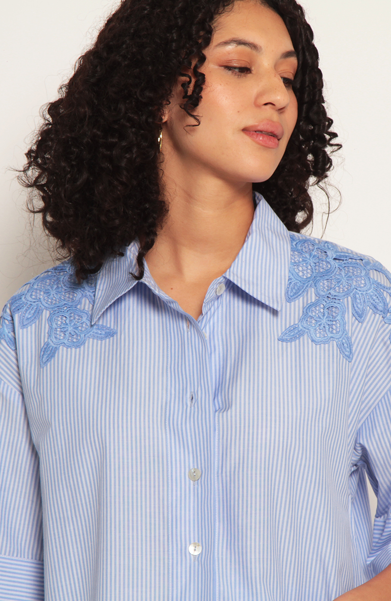 Blusa Listada Manga 3/4 Con Bordado Abotonada En Delantero hover