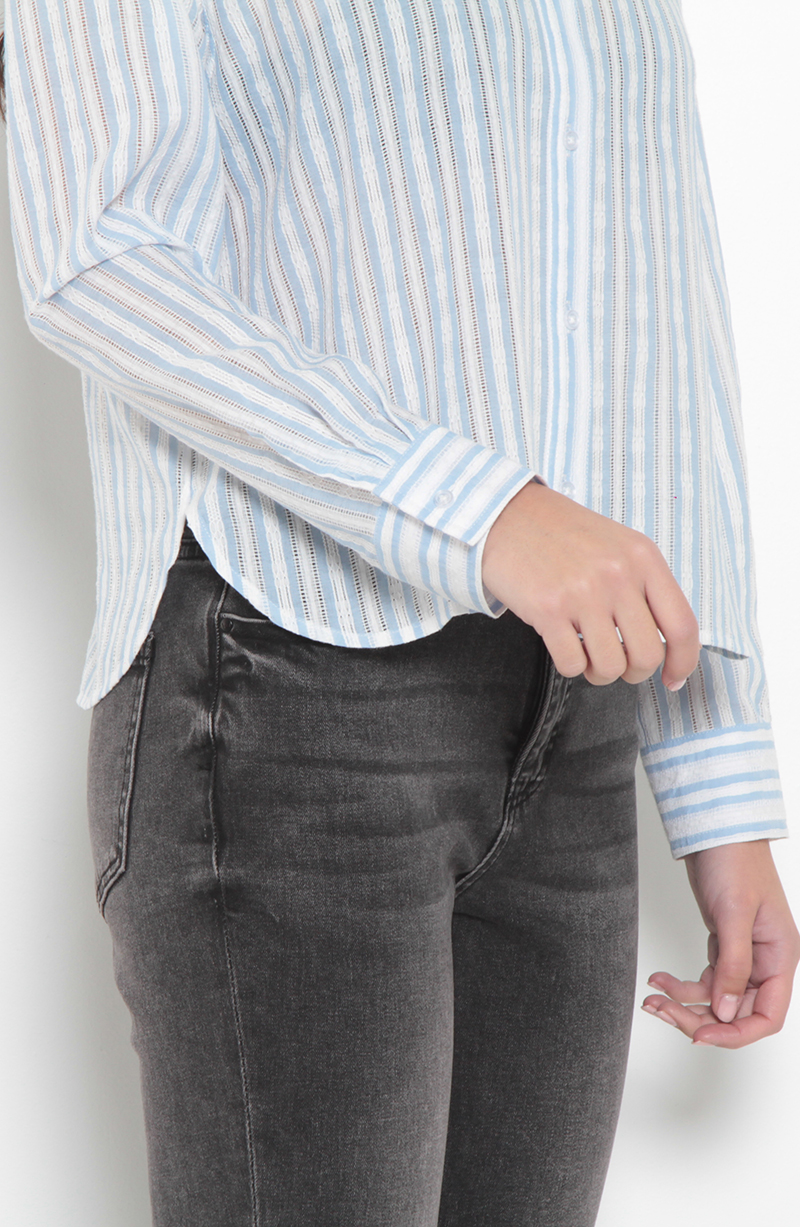 Blusa Manga Larga Listada Abotonada En Delantero hover