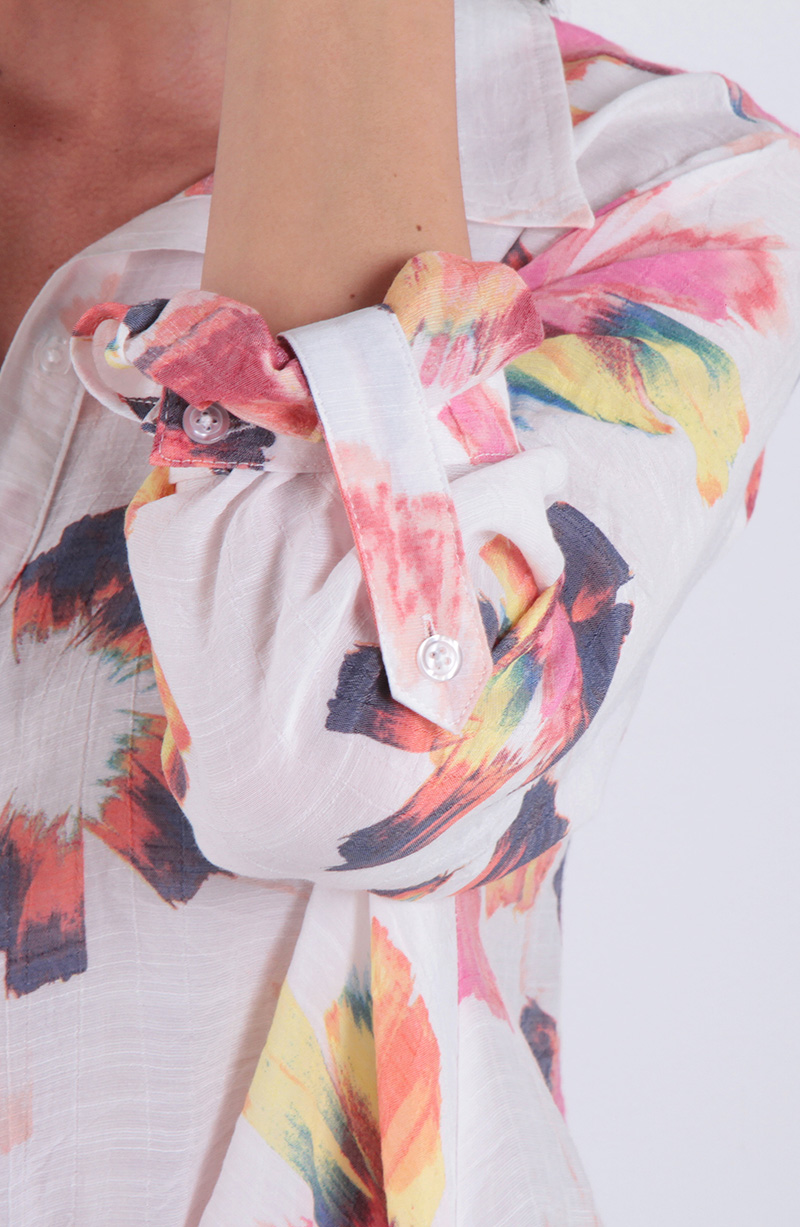 Blusa Estampada  Manga Larga Abotonada En Delantero Cruzada En Ruedo hover