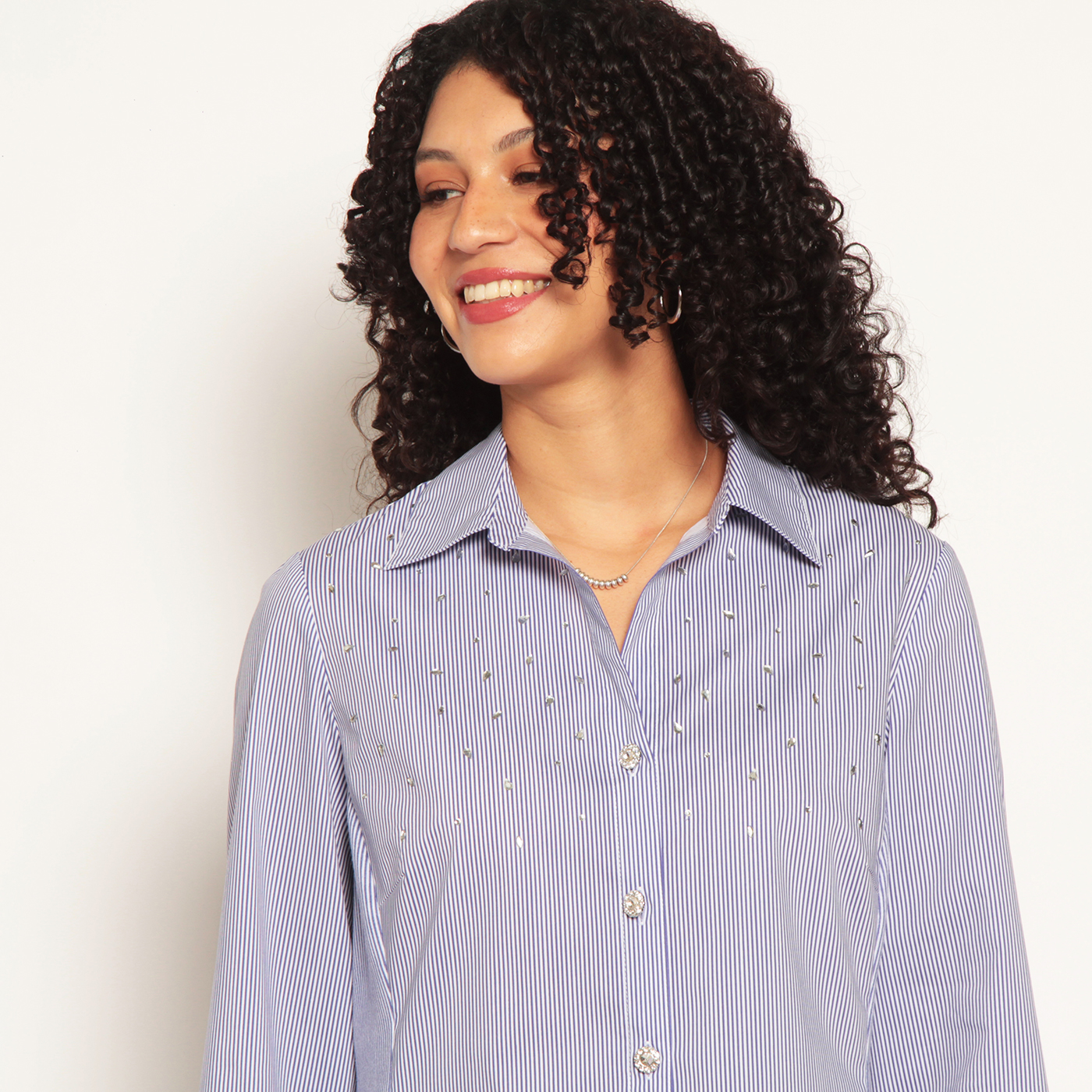 Blusa Manga 3/4 Listida Con Boton Brillante Y Aplicacion De Strass hover