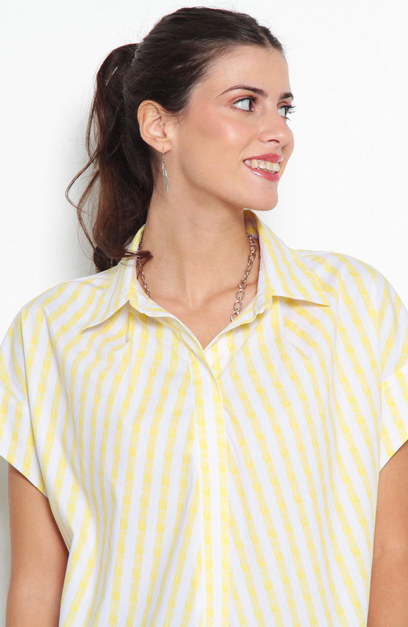 Blusa Listada Manga Corta Abotonada En Delantero hover