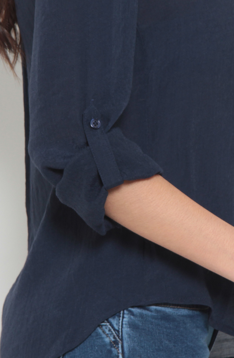 Blusa Manga Larga Escote V Abotonada En Delantero hover
