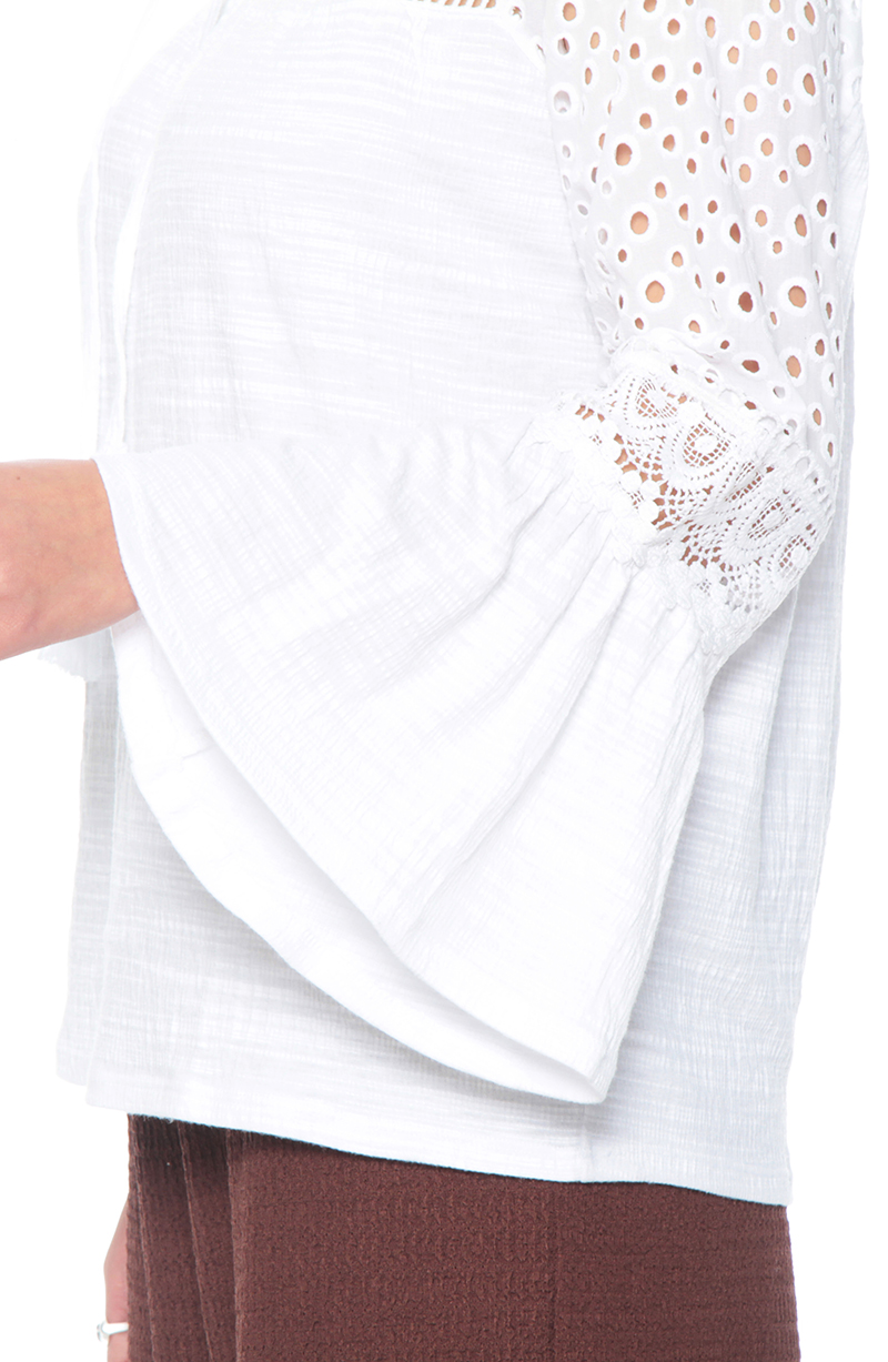Blusa Manga Larga Acampanada Con Brodery Escote Redondo hover