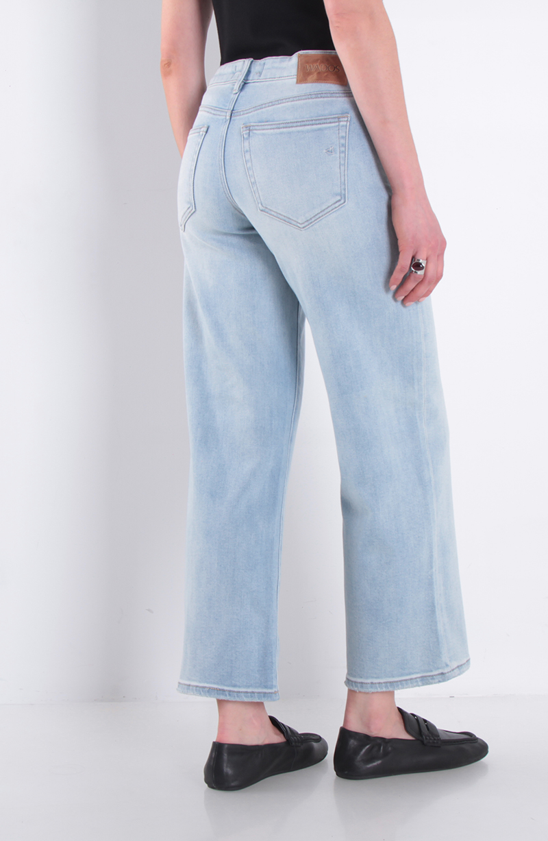Jeans Crop Tiro Medio Pretina Basica 1 Boton hover