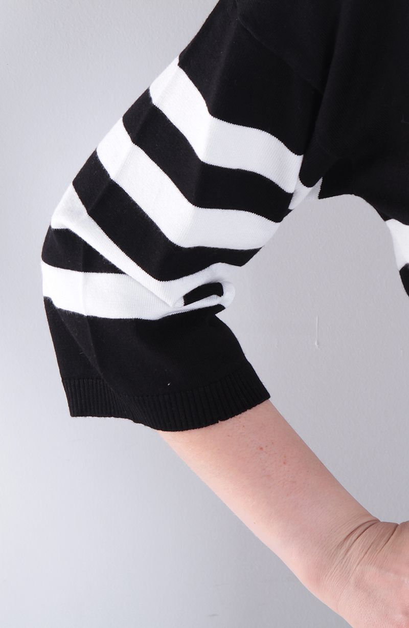 Sweater Manga Corta Listada Escote V hover