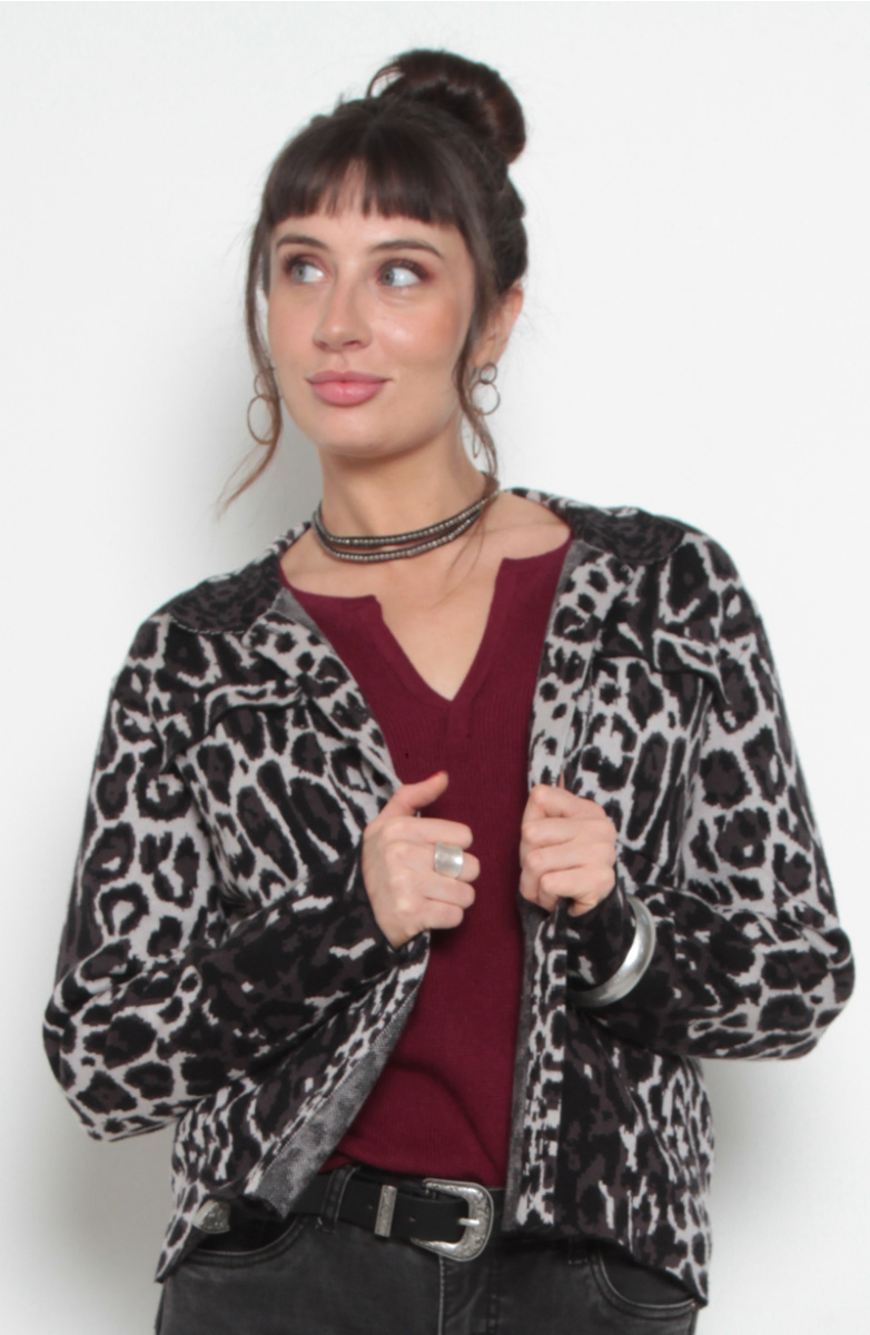 CHAQUETA ANIMAL PRINT MANGA LARGA BOTONADO EN DELANTERO