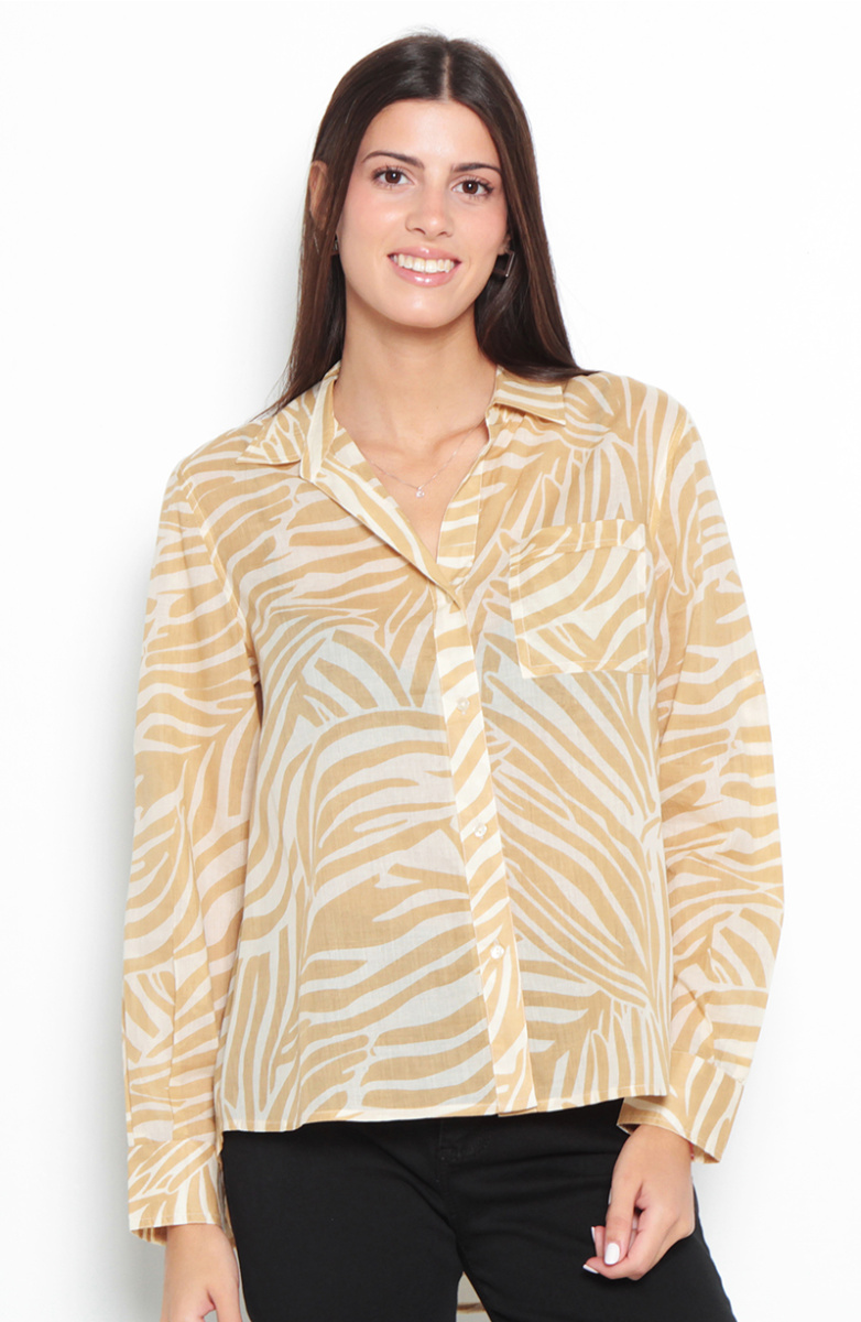 BLUSA ESTAMPADA MANGA LARGA ABOTONADA EN DELANTERO Y BOLSILLO
