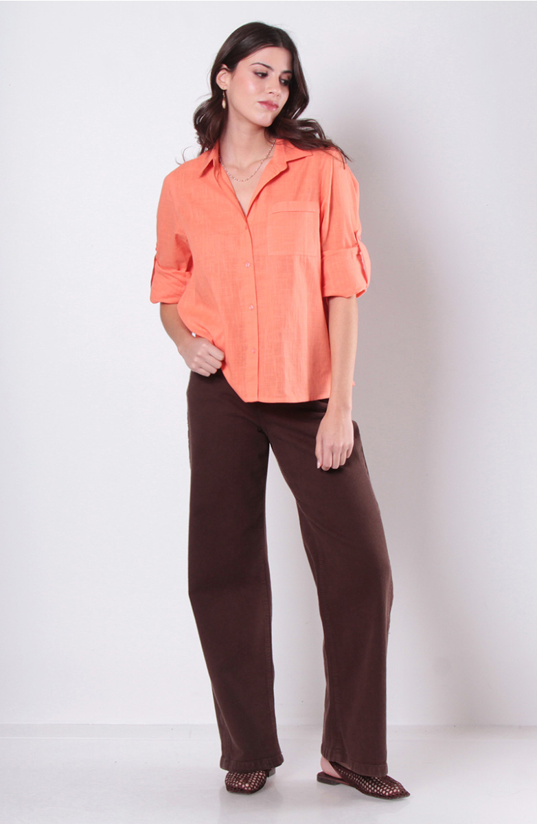 BLUSA MANGA LARGA ABOTONADA EN DELANTERO Y BOLSILLO