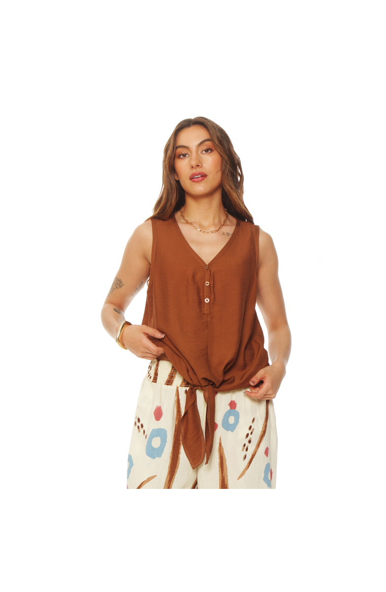 BLUSA SIN MANGA ABOTONADA EN DELANTERO ESCOTE V Y NUDO EN RUEDO