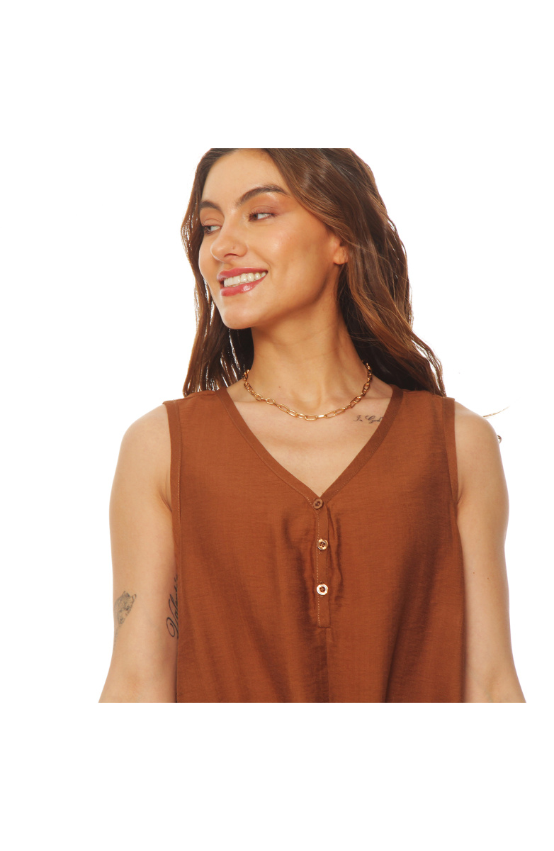 BLUSA SIN MANGA ABOTONADA EN DELANTERO ESCOTE V Y NUDO EN RUEDO