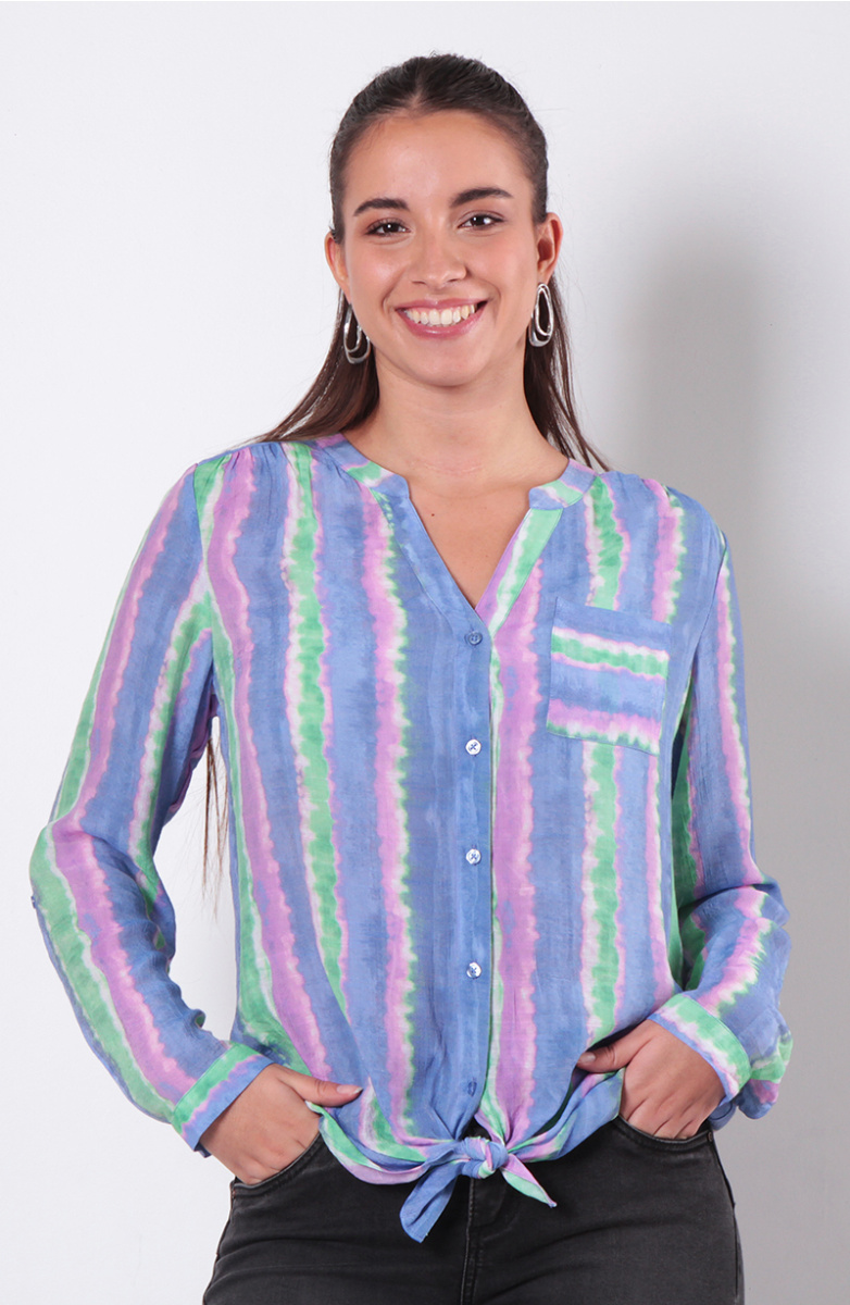 BLUSA MANGA LARGA LISTADA ABOTONADA EN DELANTERO Y BOLSILLO