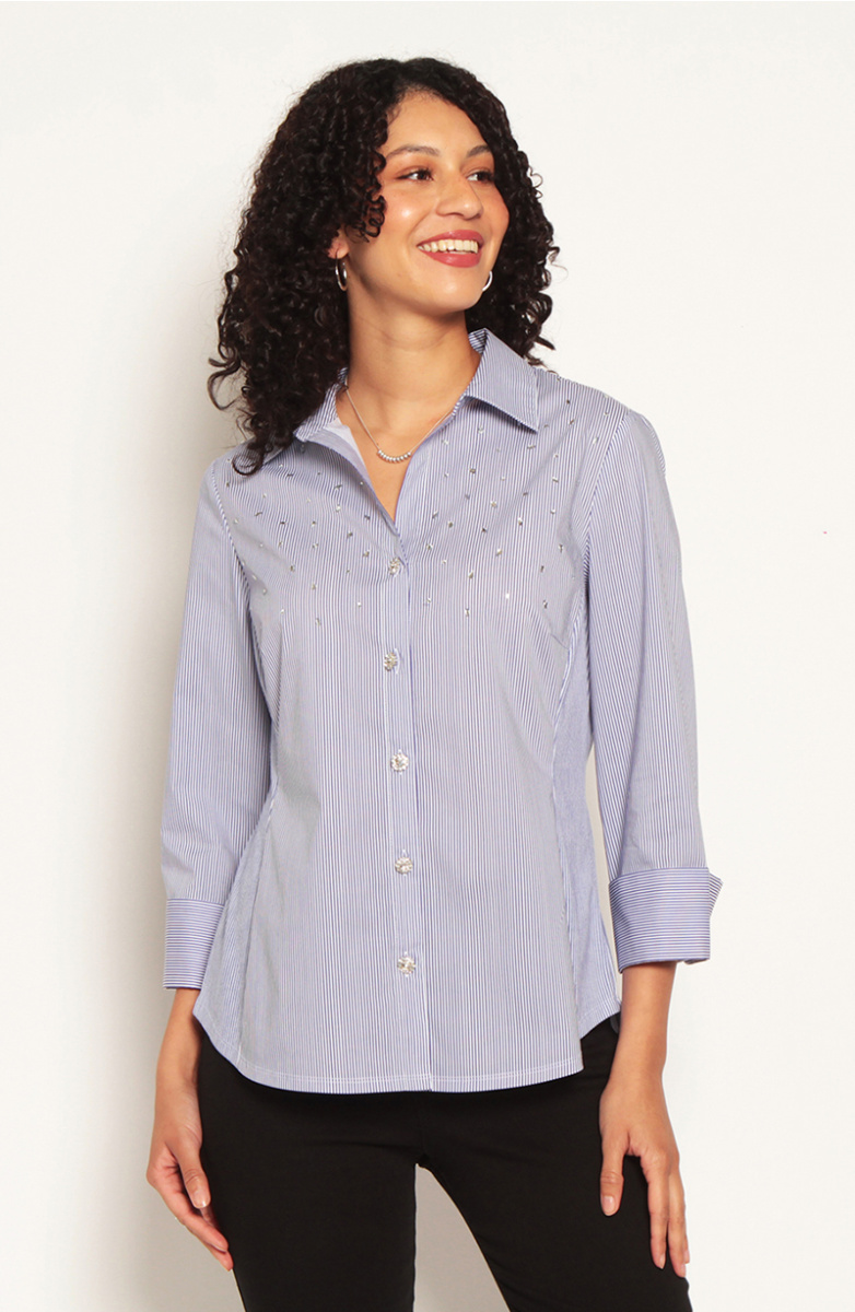 Blusa Manga 3/4 Listida Con Boton Brillante Y Aplicacion De Strass