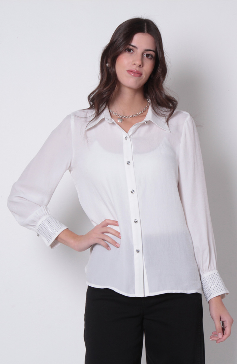 BLUSA MANGA LARGA ABOTONADA EN DELANTERO CON APLICACION EN PUNOS