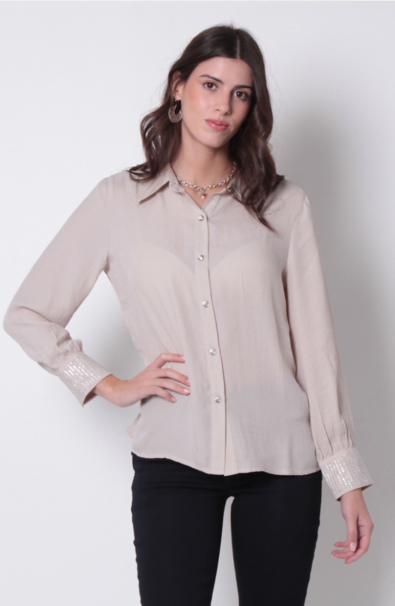 BLUSA MANGA LARGA ABOTONADA EN DELANTERO CON APLICACION EN PUNOS