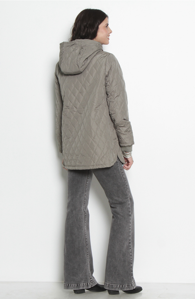 PARKA QUILT MANGA LARGA CON CAPUCHA ABROCHADA EN DELANTERO