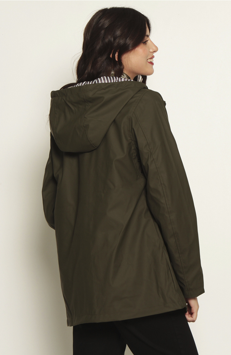 CHAQUETA IMPERMEABLE CON CAPUCHA Y BOLSILLOS