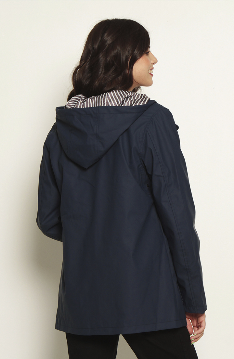 CHAQUETA IMPERMEABLE CON CAPUCHA Y BOLSILLOS