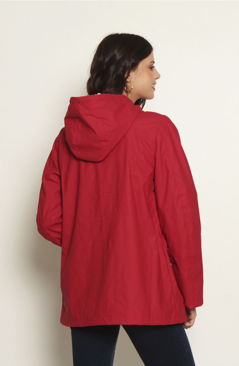 CHAQUETA IMPERMEABLE CON CAPUCHA Y BOLSILLOS