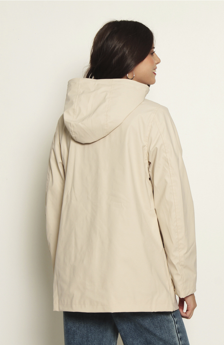CHAQUETA IMPERMEABLE CON CAPUCHA Y BOLSILLOS