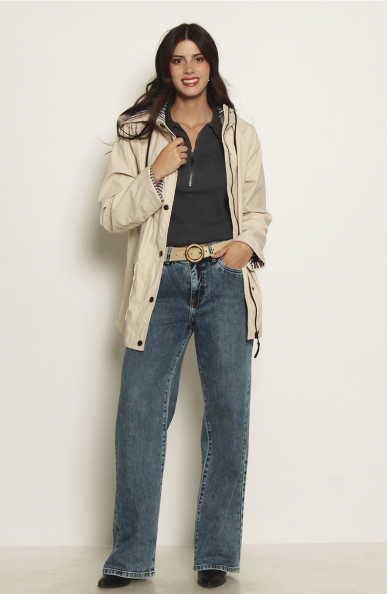 CHAQUETA IMPERMEABLE CON CAPUCHA Y BOLSILLOS