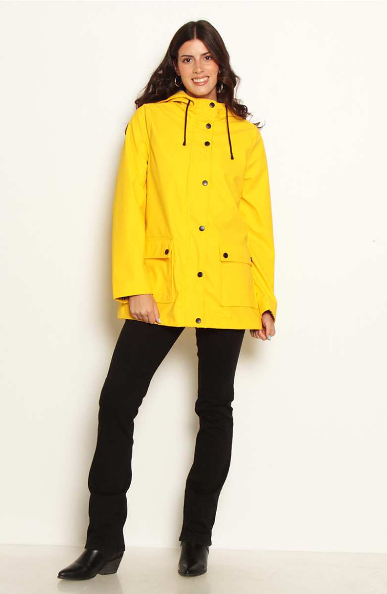 CHAQUETA IMPERMEABLE CON CAPUCHA Y BOLSILLOS
