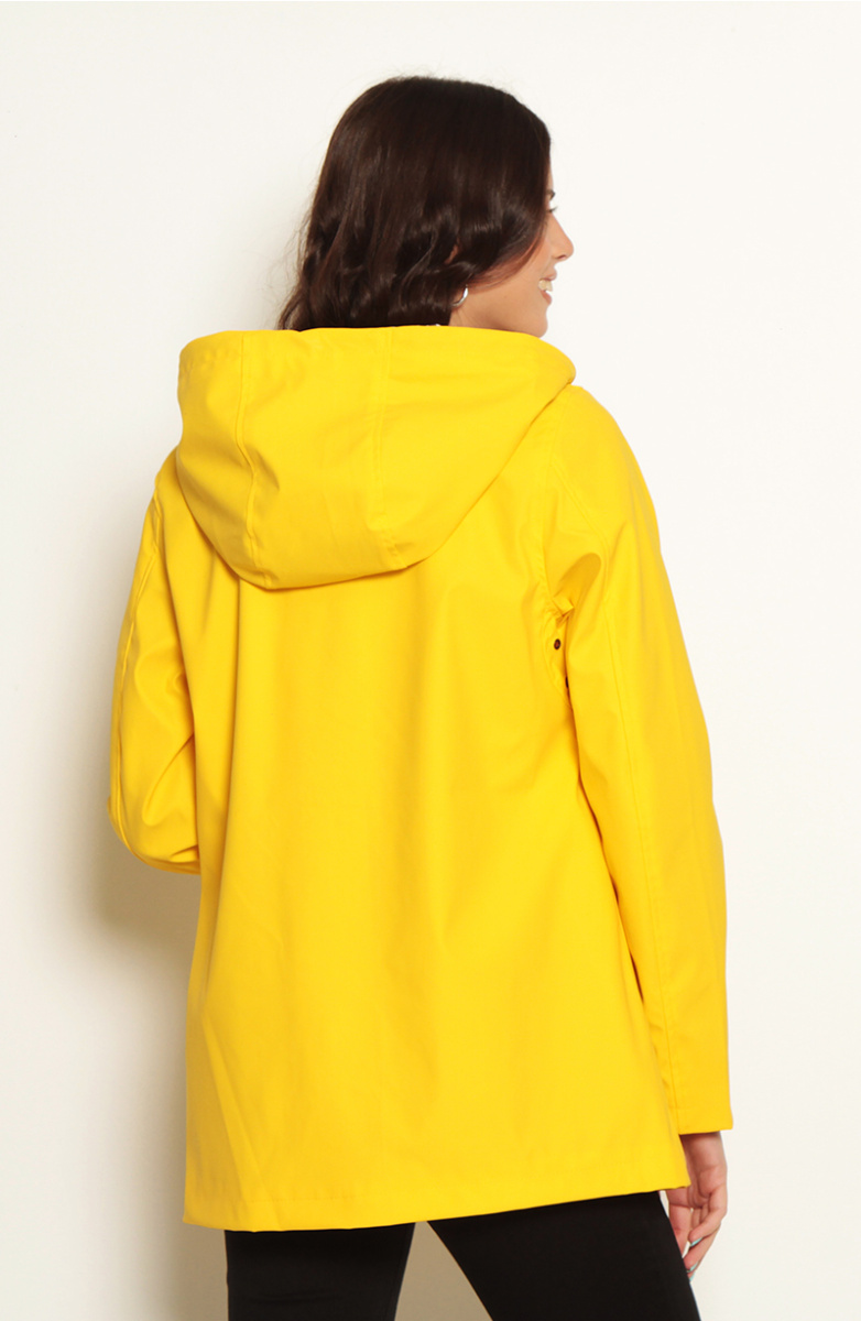 CHAQUETA IMPERMEABLE CON CAPUCHA Y BOLSILLOS