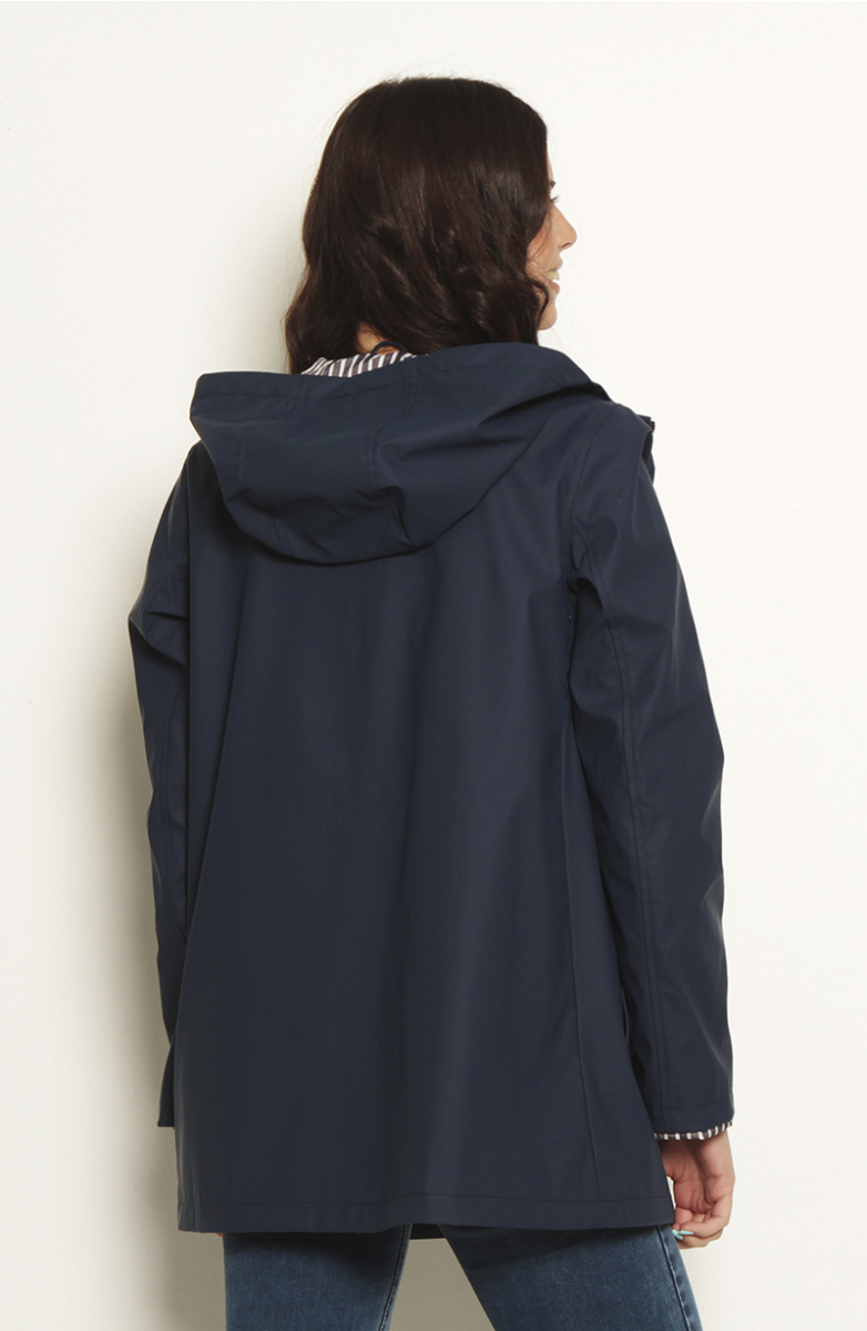 CHAQUETA IMPERMEABLE MANGA LARGA CON CAPUCHA