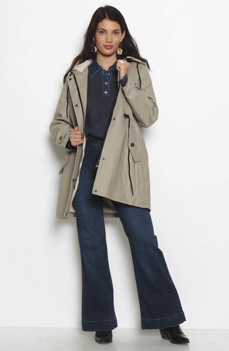 CHAQUETA MANGA LARGA CON CAPUCHA CINTURA AJUSTABLE Y BOLSILLOS