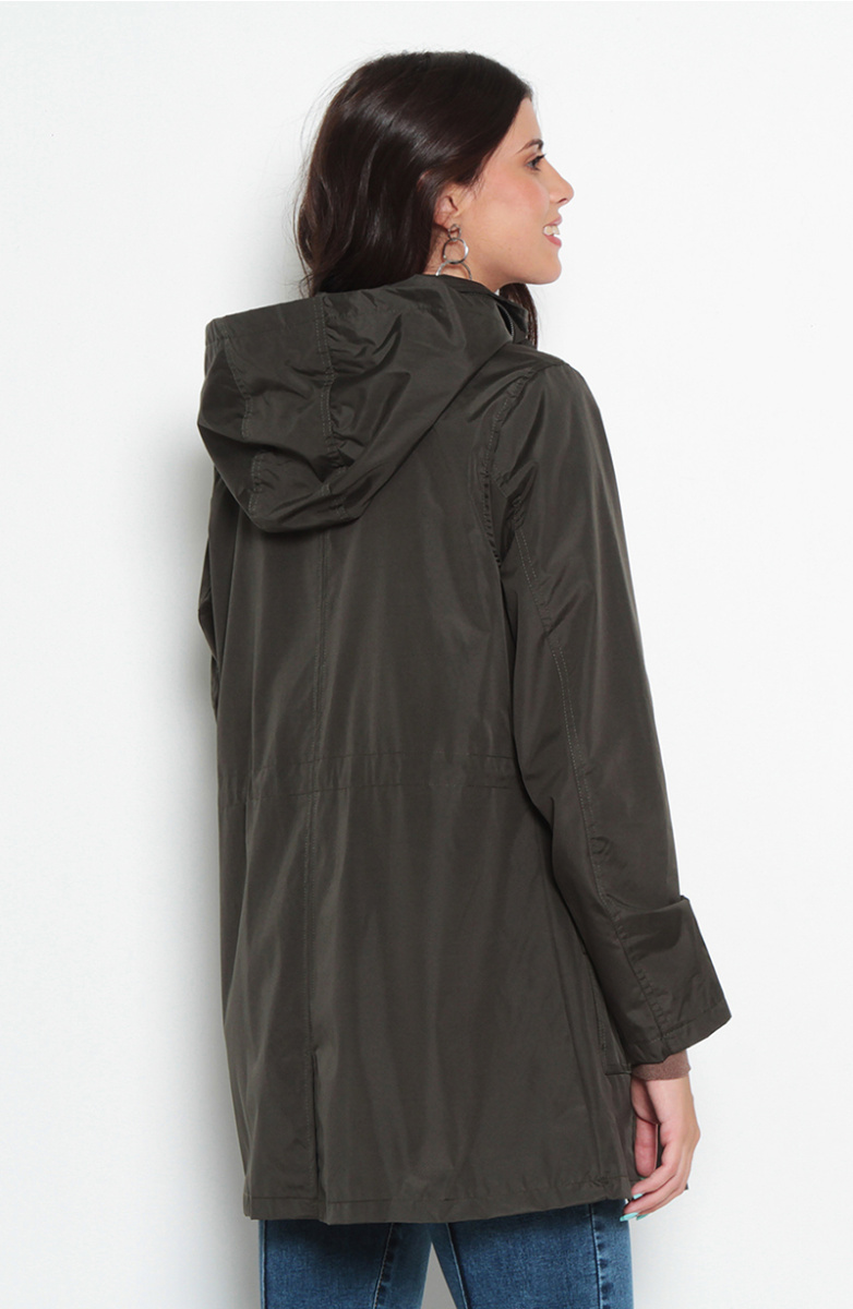 CHAQUETA IMPERMEABLE CON CAPUCHA NO DESMONTABLE CON FORRO