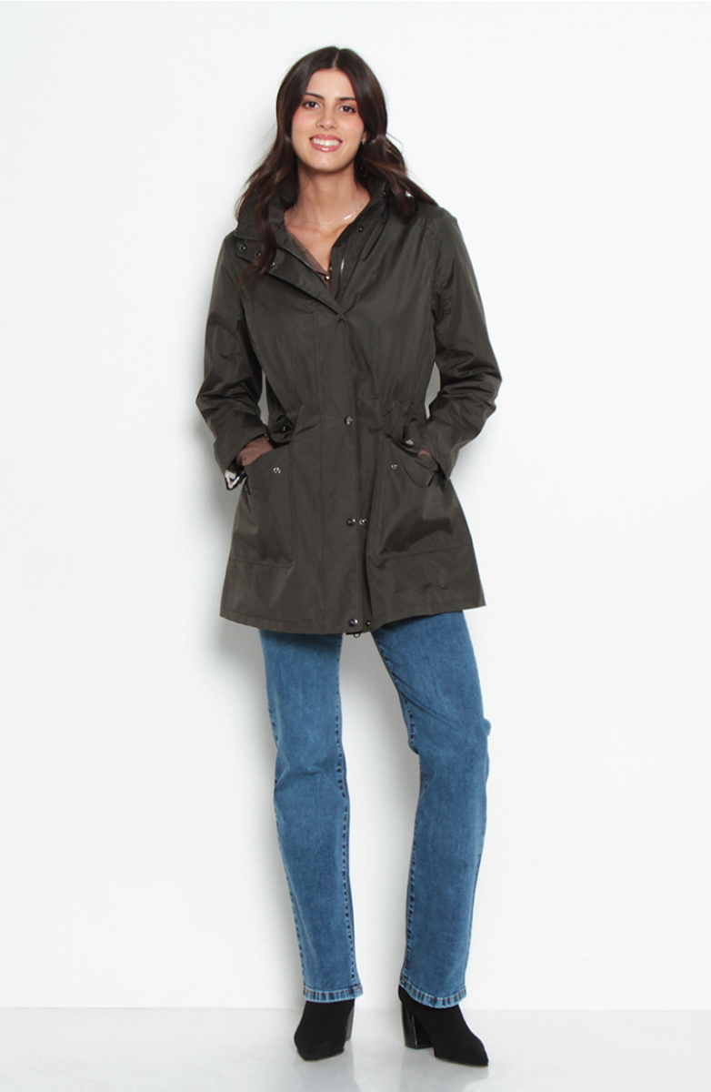 CHAQUETA IMPERMEABLE CON CAPUCHA NO DESMONTABLE CON FORRO