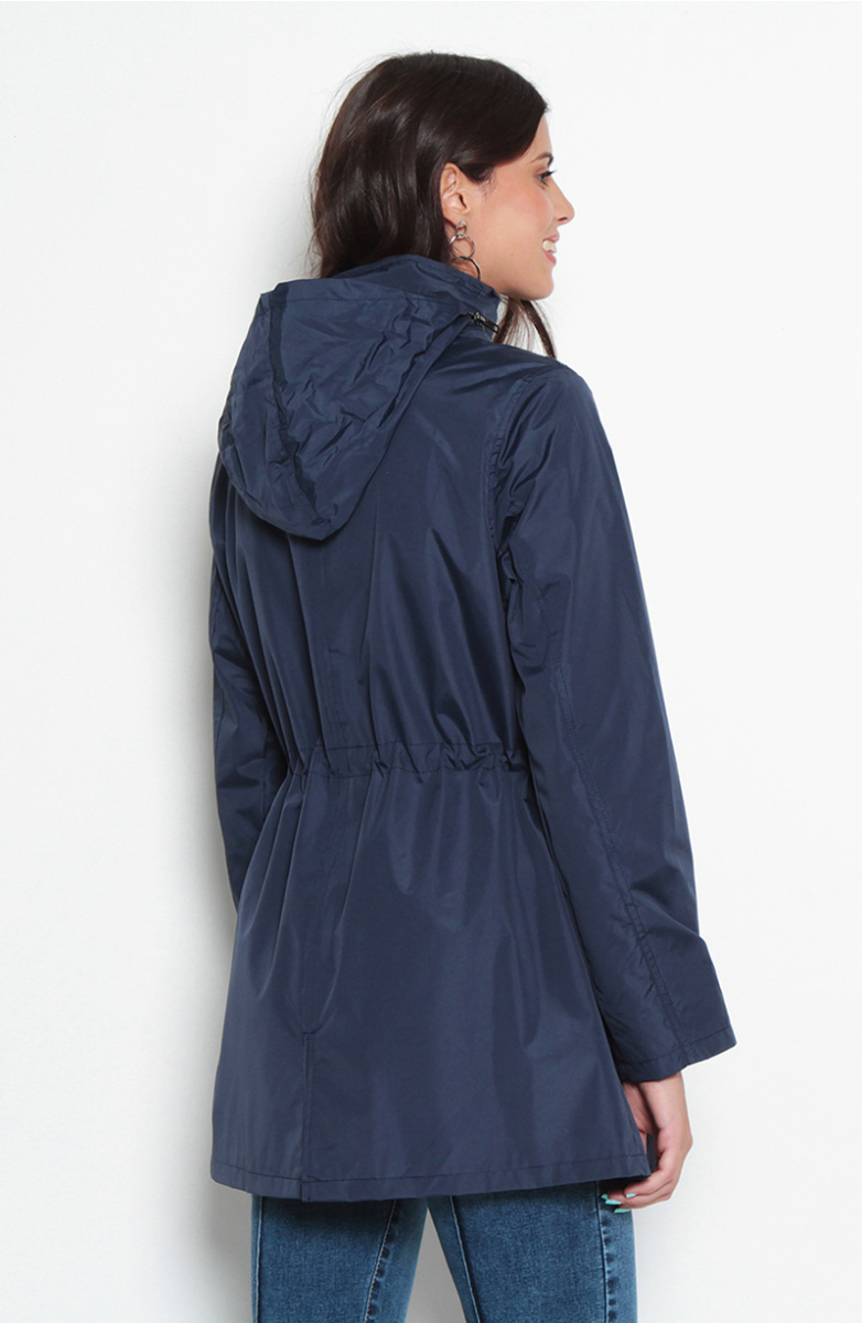 CHAQUETA IMPERMEABLE CON CAPUCHA NO DESMONTABLE CON FORRO