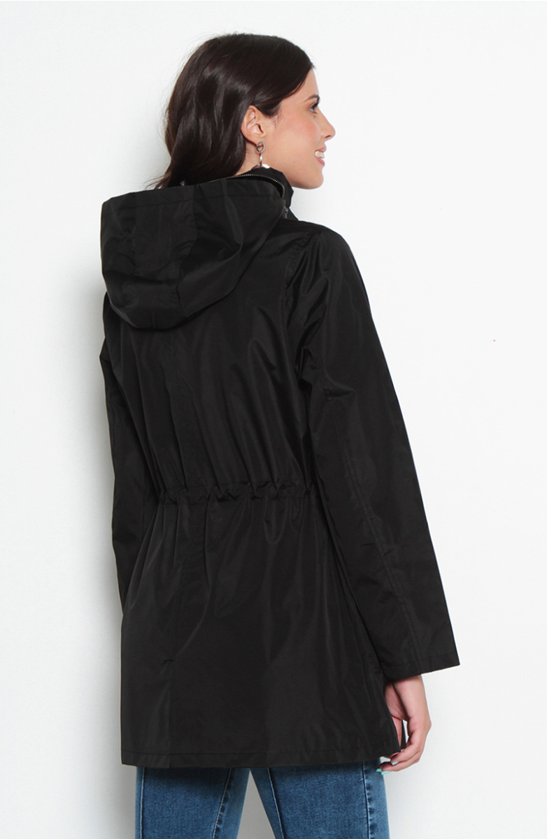 CHAQUETA IMPERMEABLE CON CAPUCHA NO DESMONTABLE CON FORRO