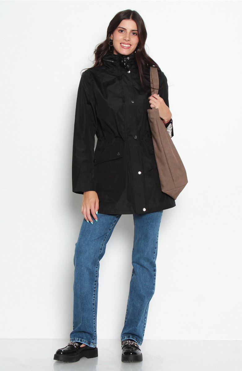 CHAQUETA IMPERMEABLE CON CAPUCHA NO DESMONTABLE CON FORRO