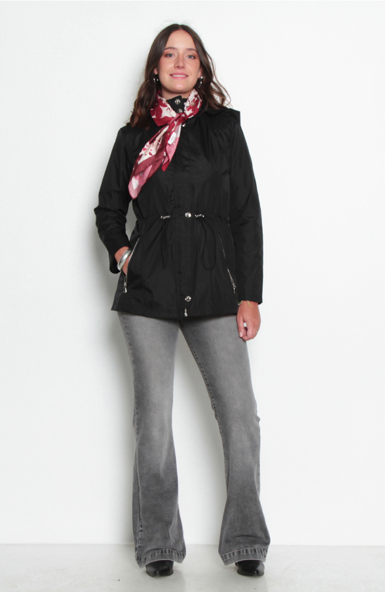 CHAQUETA MANGA LARGA CON CAPUCHA Y CINTURA AJUSTABLE