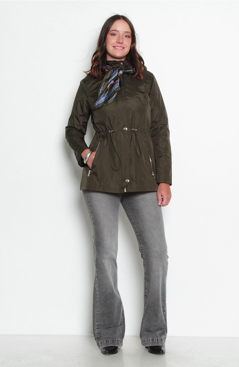 CHAQUETA MANGA LARGA CON CAPUCHA Y CINTURA AJUSTABLE