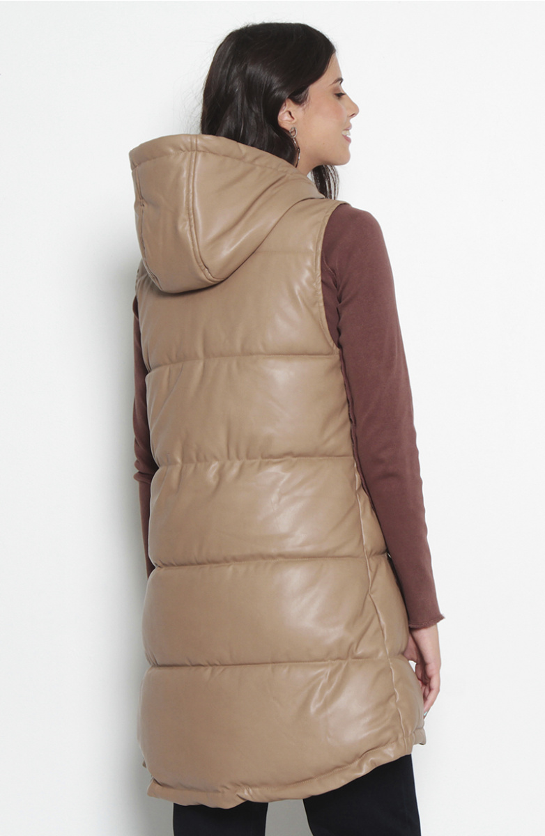 PARKA ECOCUERO SIN MANGA CON CIERRE EN DELANTERO Y BOLSILLOS
