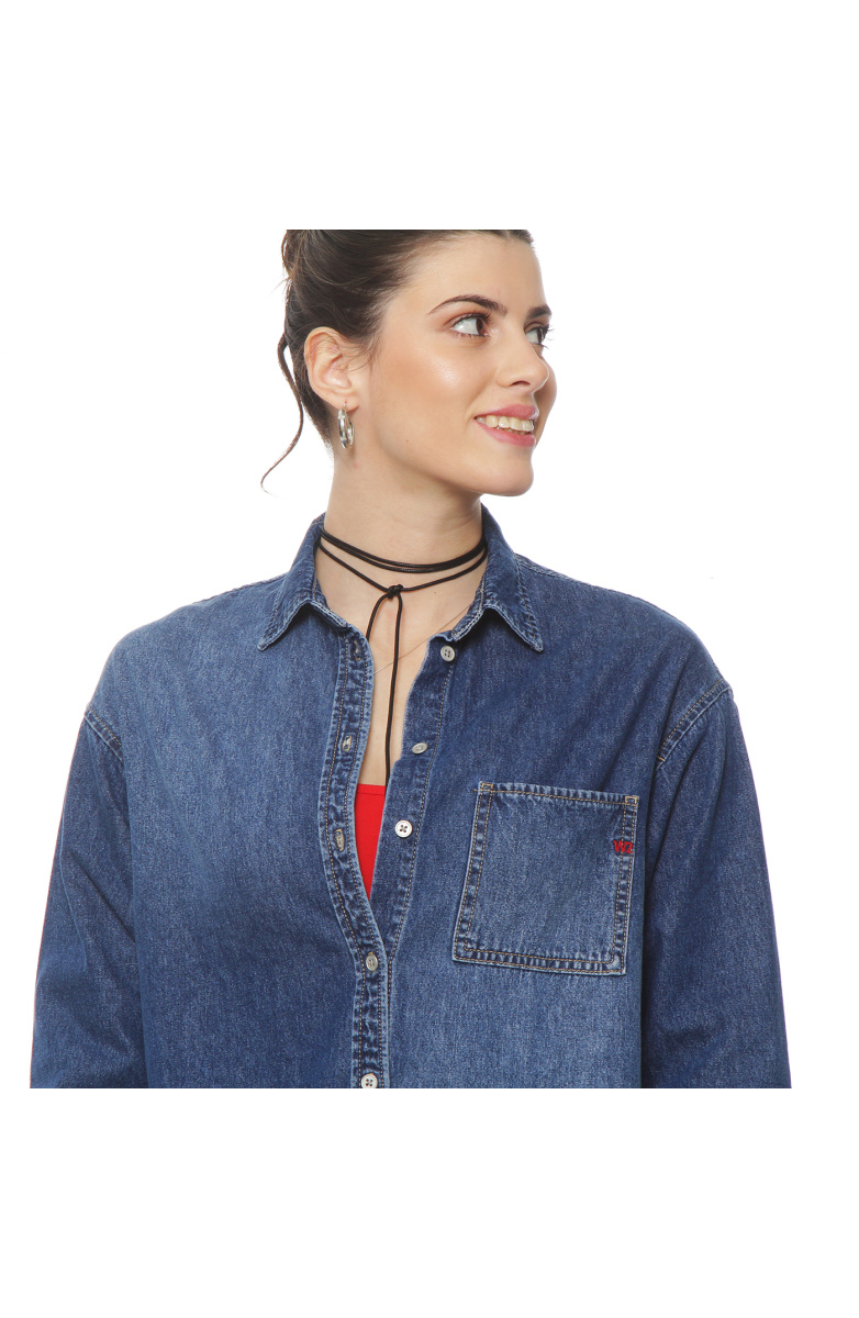 BLUSA DENIM MANGA LARGA ABOTONADA EN DELANTERO  CON BOLSILLO