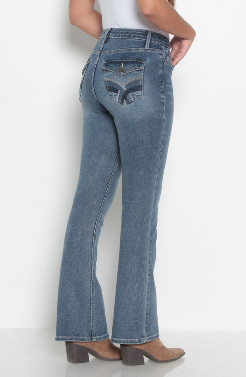 JEANS RECTO TIRO MEDIO PRETINA BAICA 1 BOTON CON TAPATEAS EN BOLSILLO