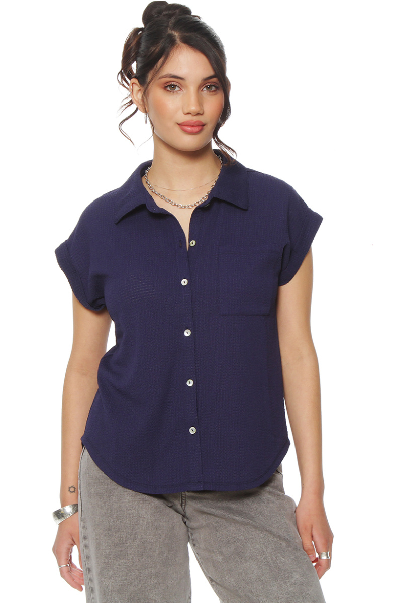 BLUSA MANGA CORTA SOLIDA ABOTONADA EN DELANTERO CON BOLSILLO