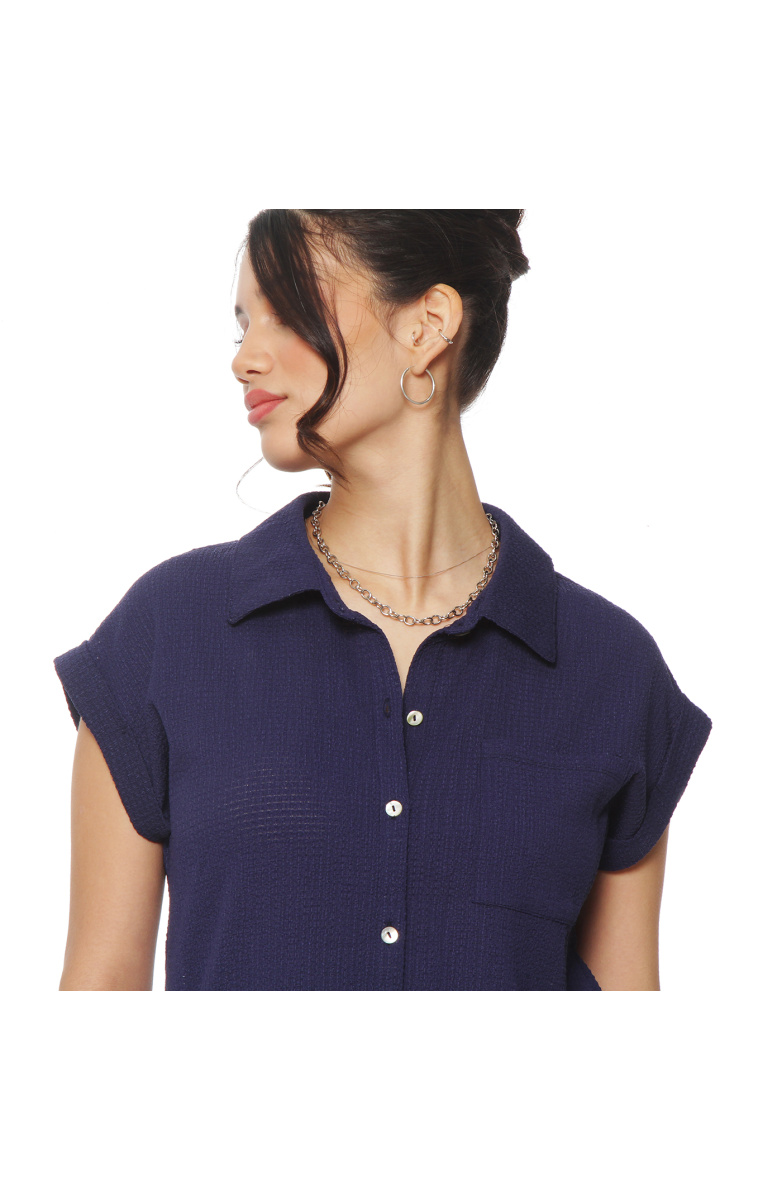 BLUSA MANGA CORTA SOLIDA ABOTONADA EN DELANTERO CON BOLSILLO