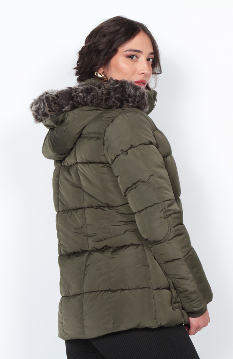 PARKA MANGA LARGA CON IEL EN CAPUCHA Y BOLSILLOS CON TAPETAS
