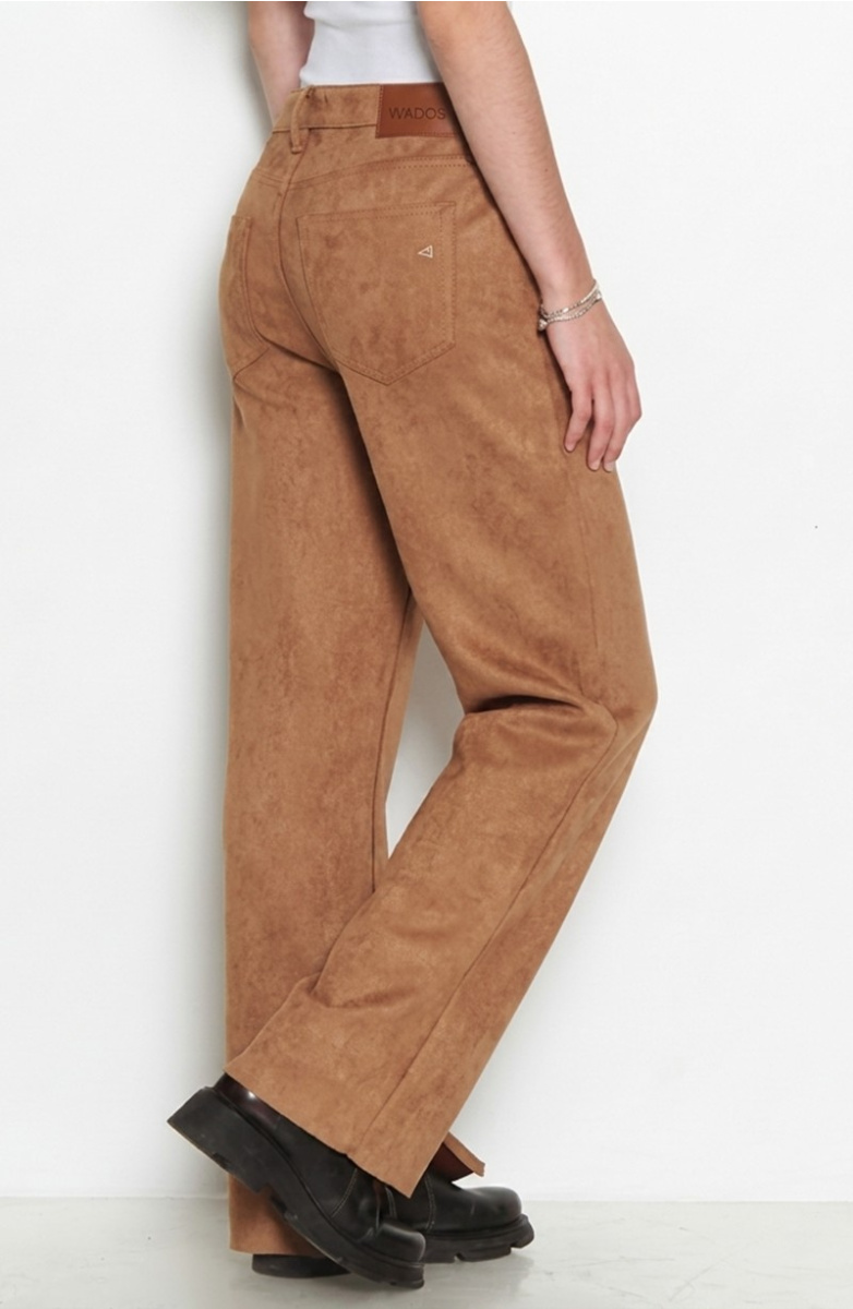 PANTALON SUEDE RECTO TIRO ALTO PRETINA BASICA 1 BOTON
