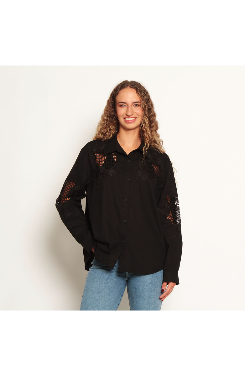 BLUSA MANGA LARGA CON APLICACION DE ENCAJE ABOTONADA EN DELANTERO