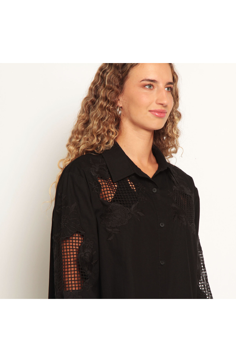 BLUSA MANGA LARGA CON APLICACION DE ENCAJE ABOTONADA EN DELANTERO