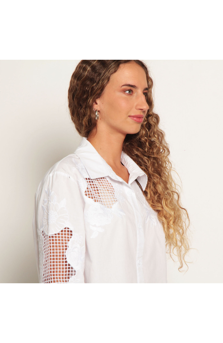 BLUSA MANGA LARGA CON APLICACION DE ENCAJE ABOTONADA EN DELANTERO