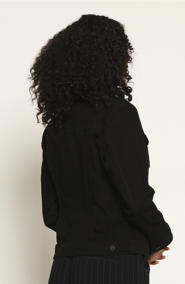 CHAQUETA DENIM MANGA LARGA ABOTONADA EN DELANTERO