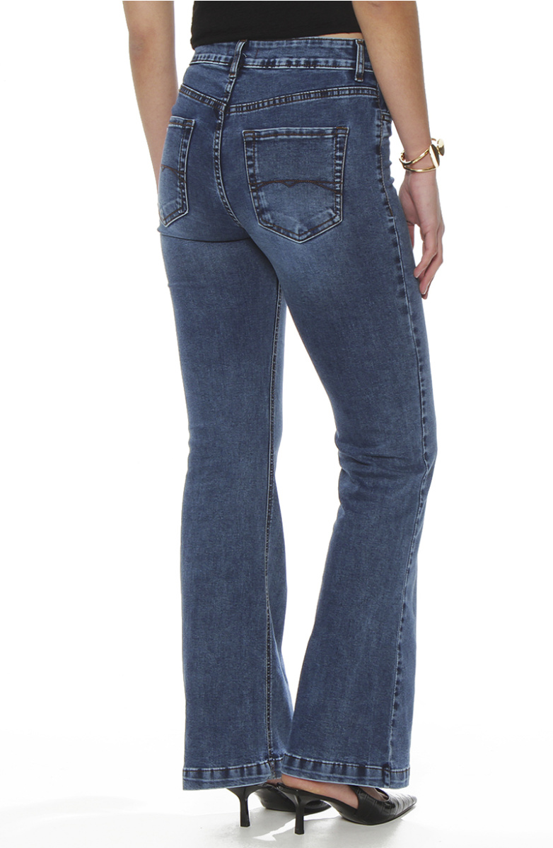 JEANS FLARE TIRO MEDIO PRETINA BASICA 1 BOTON