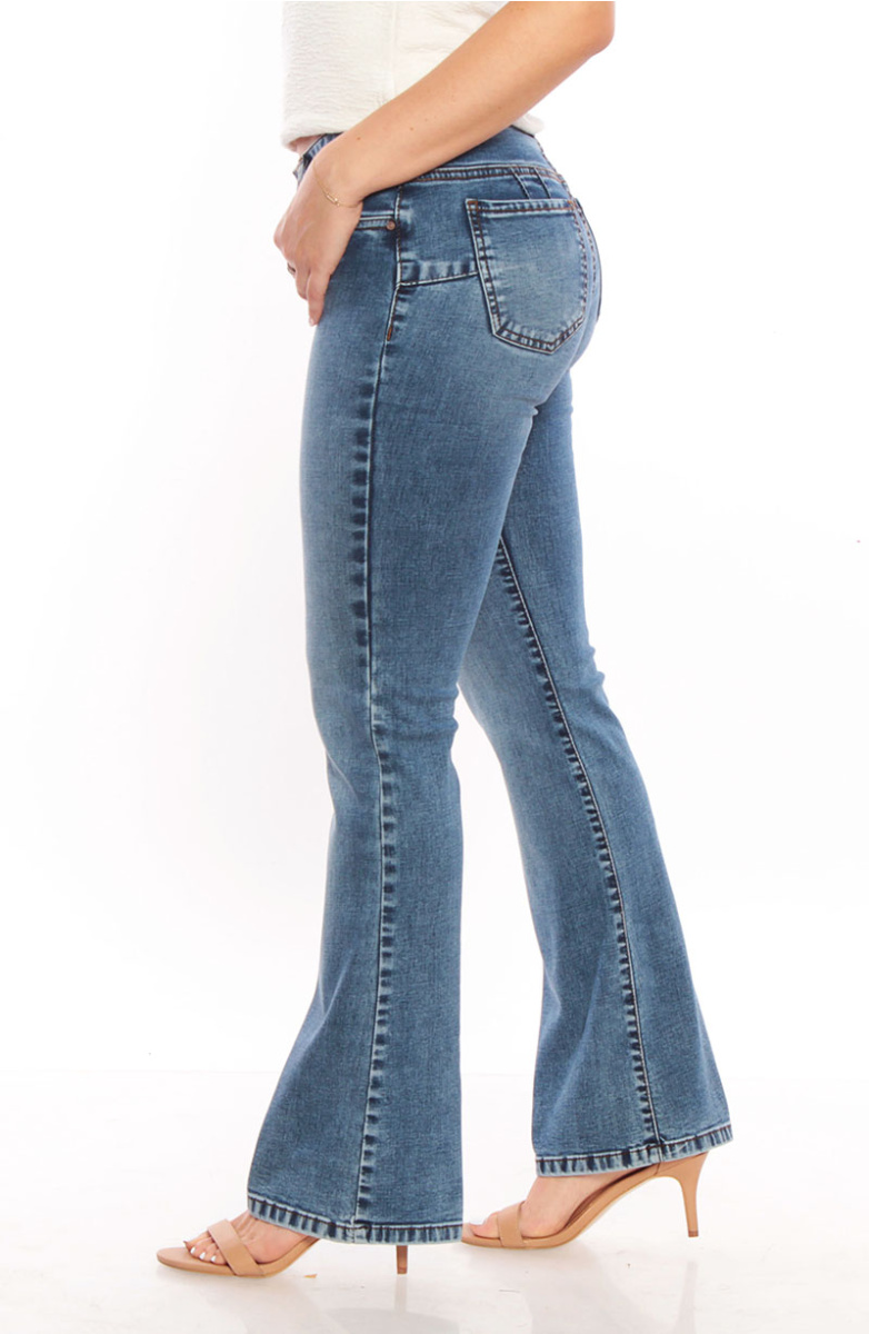 JEANS TIRO BAJO FLARE  PRETINA  UN BOTON